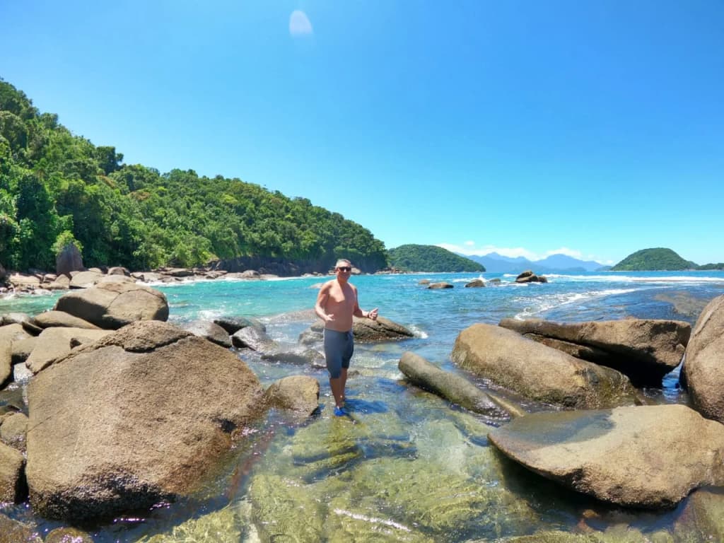 Praia do Félix com areias douradas e ondas