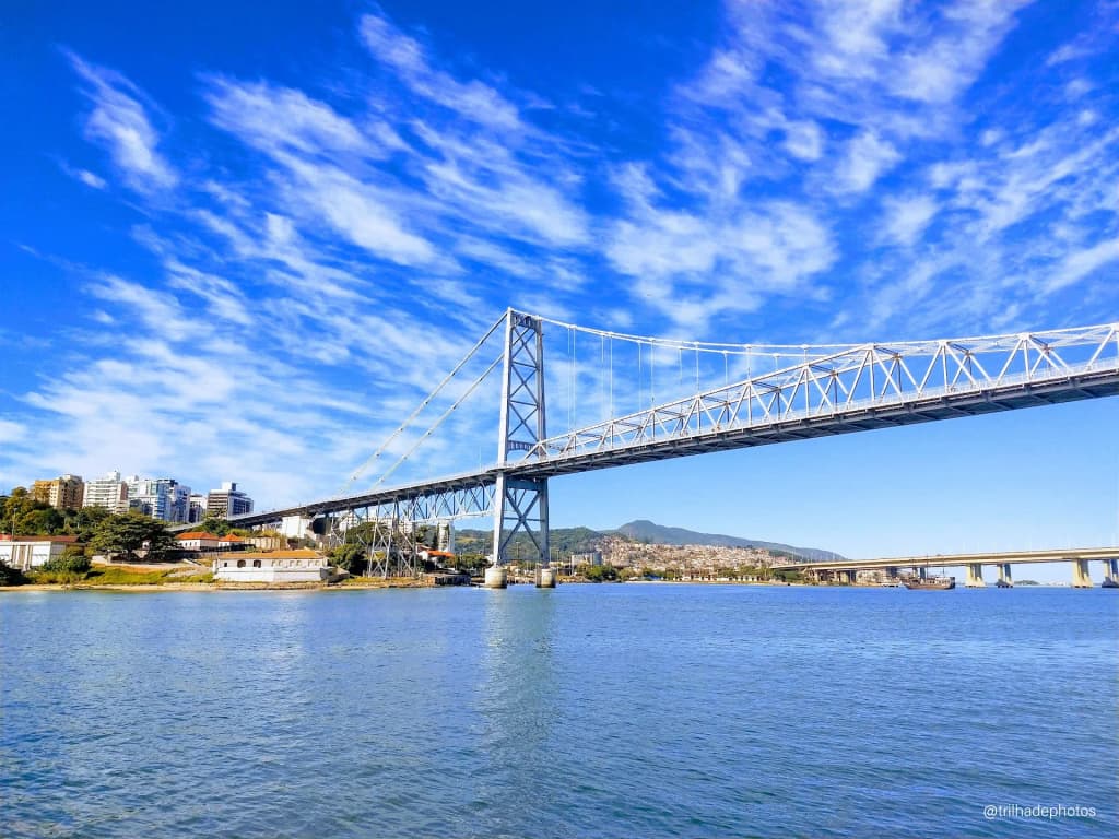 El hierro del Puente Hercílio Luz iluminado al anochecer en Florianópolis