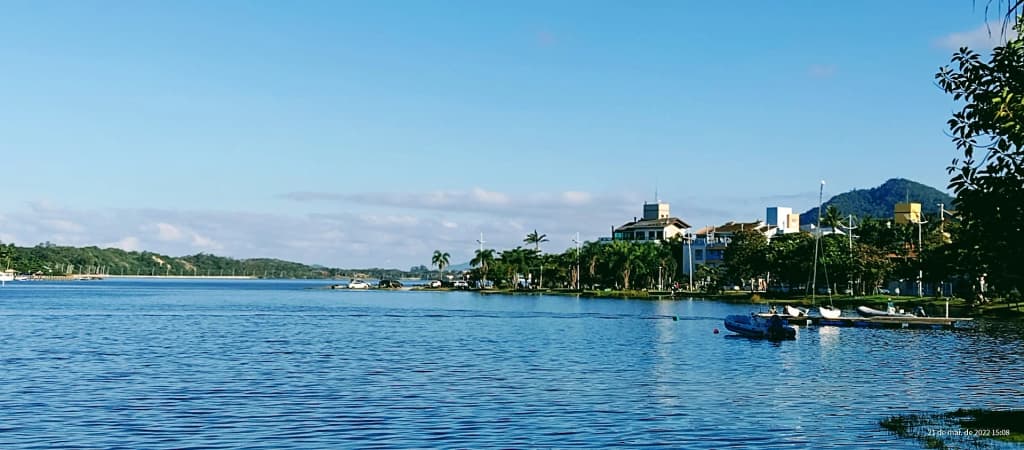 Las aguas tranquilas de Lagoa da Conceição al atardecer