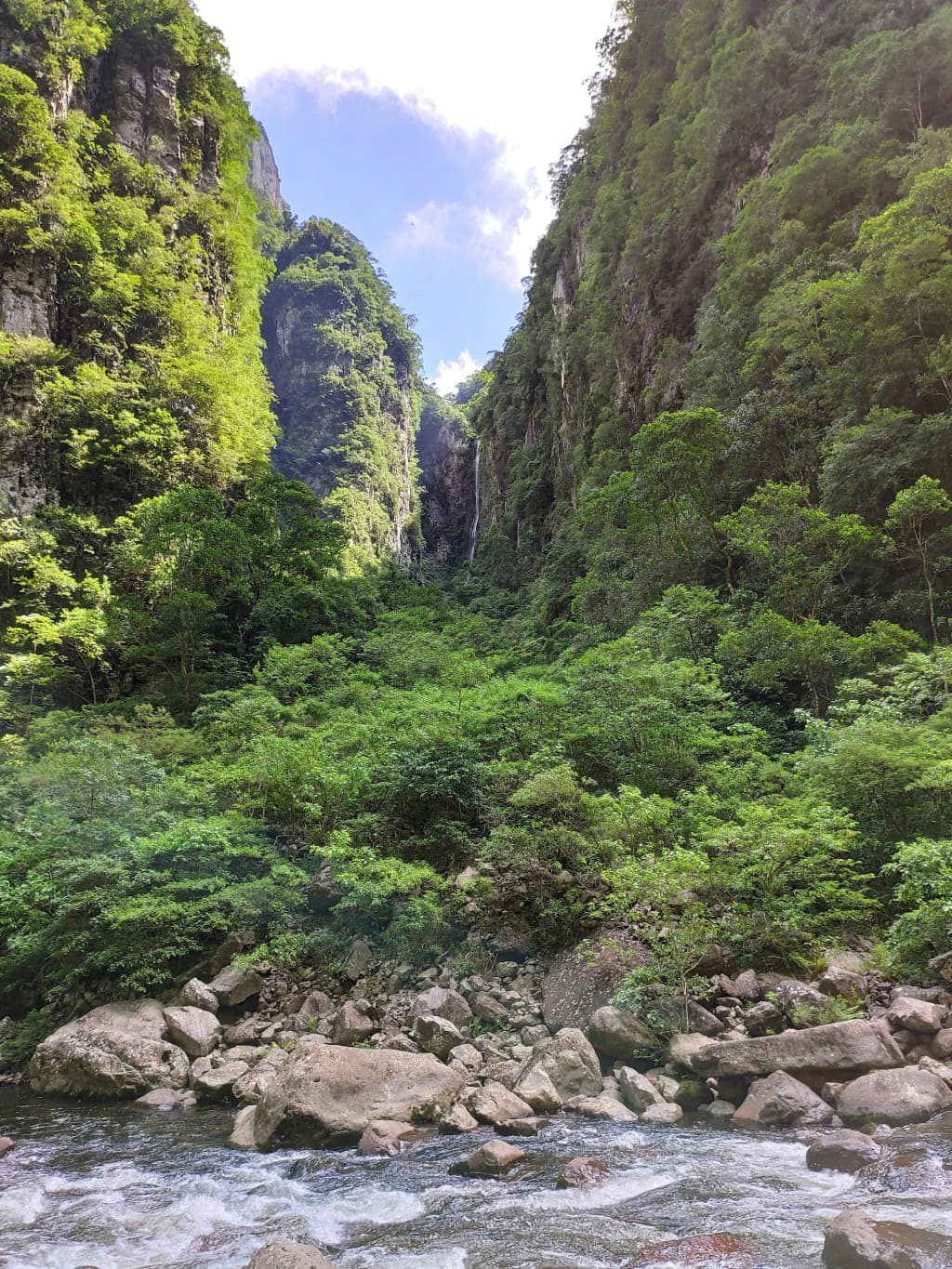 Hot air balloon flight over Praia Grande canyons - Photo by Diego Hartmann
