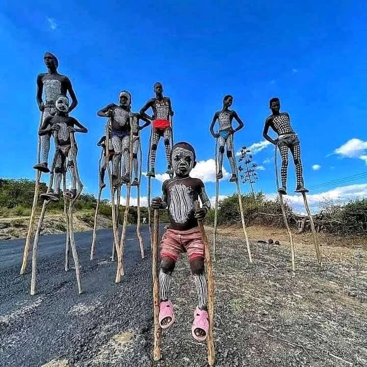 Aldea Caro y pintura corporal blanca Valle del Omo