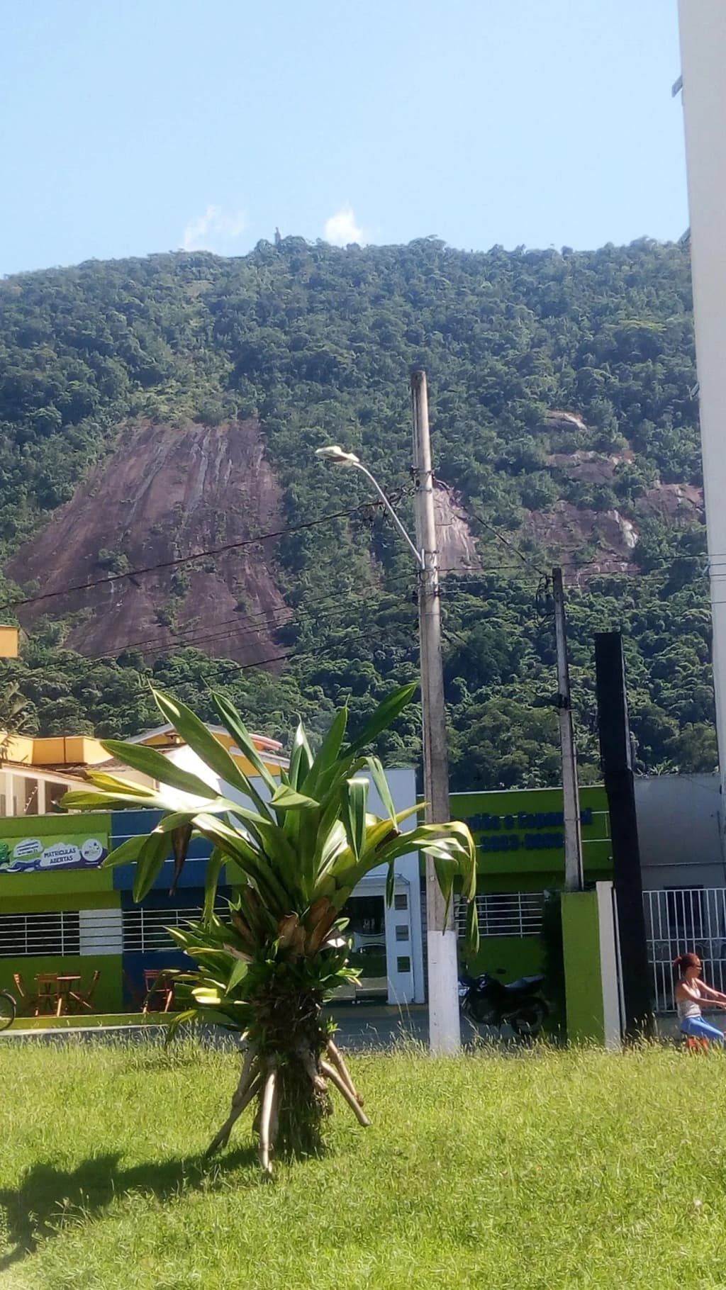 Paraíba Valley hills and haze