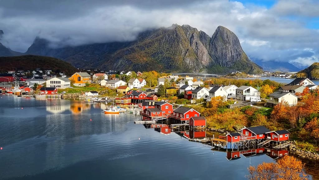 Red fishing cabins in Lofoten Islands - Photo by Rainer Schütz