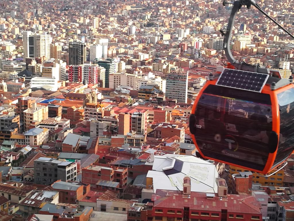 Viajando en el teleférico Línea Naranja sobre La Paz