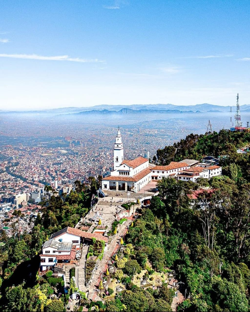 El imponente cerro Monserrate en Bogotá