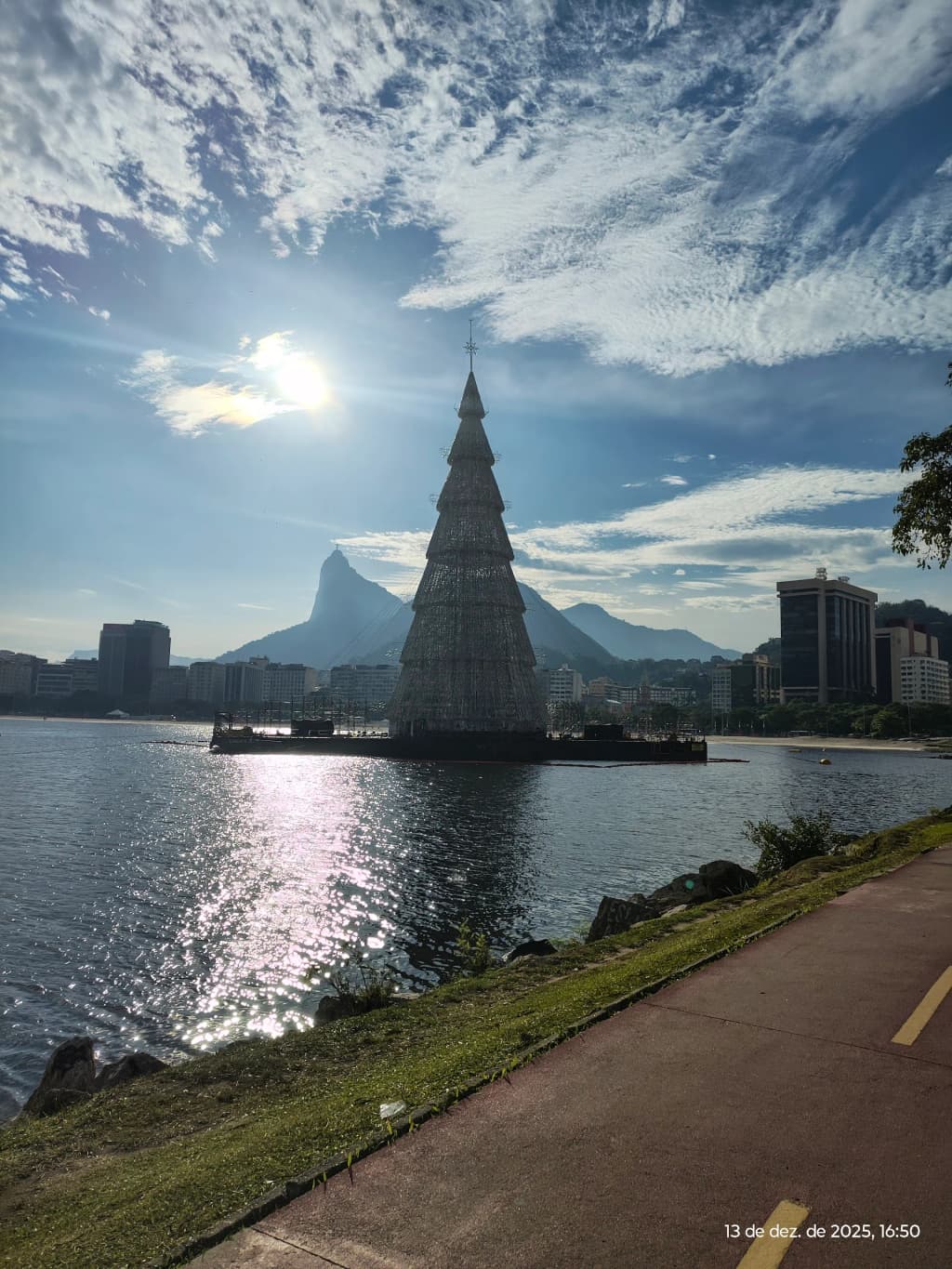 Morning walk along the historic Mureta da Urca