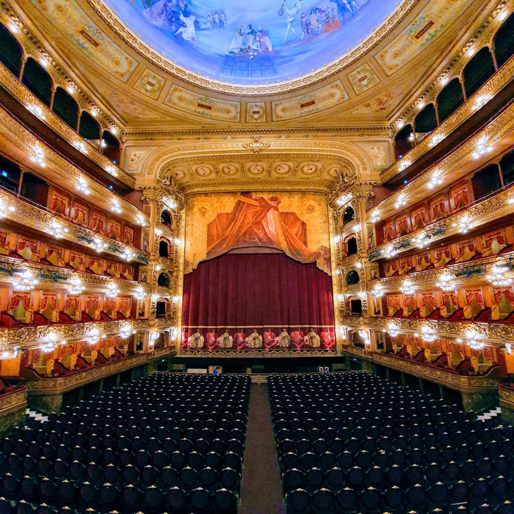 Fachada clásica del Teatro Colón en Buenos Aires
