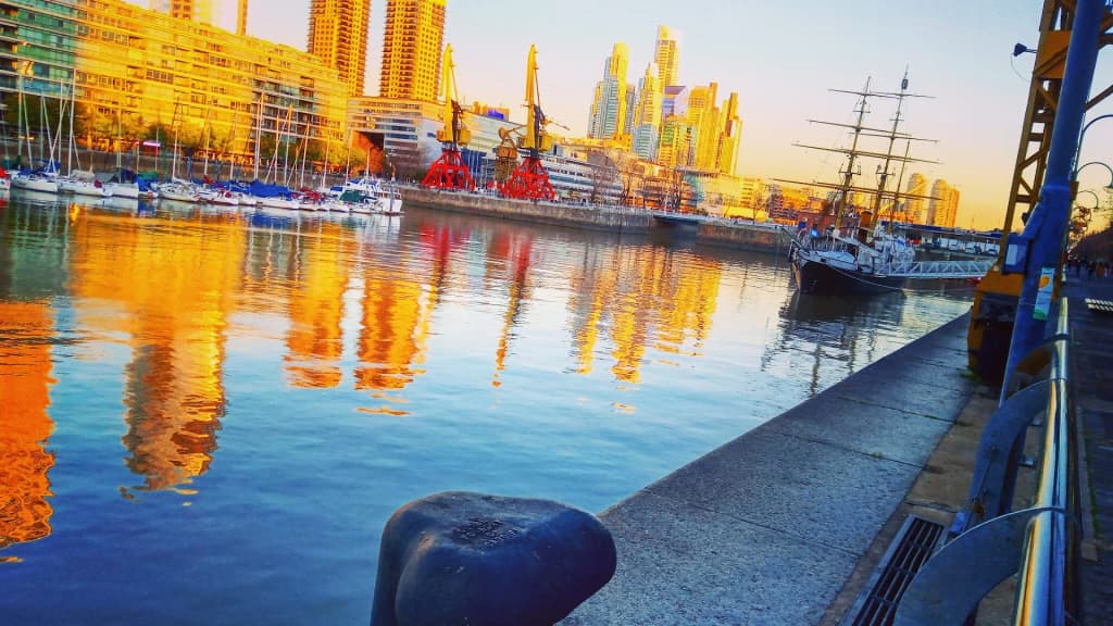 Aguas tranquilas y skyline moderno de Puerto Madero al atardecer