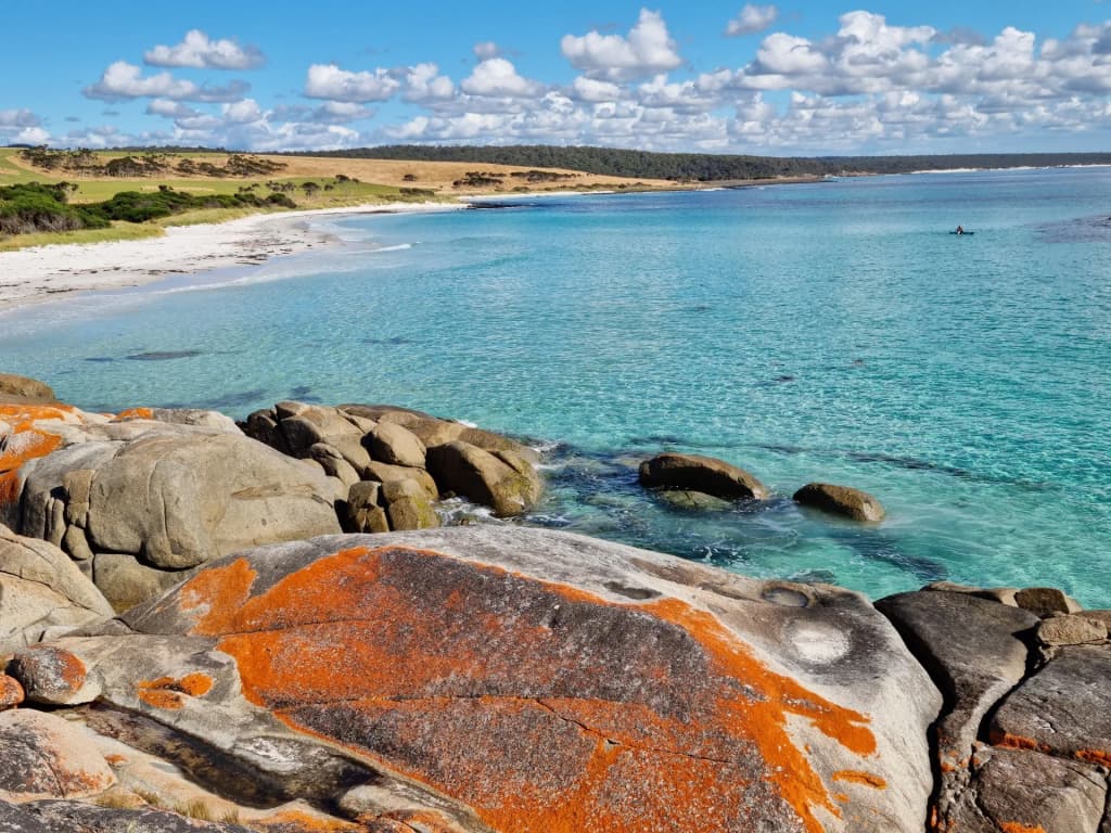 Rocas de granito naranja en la Bahía de los Fuegos