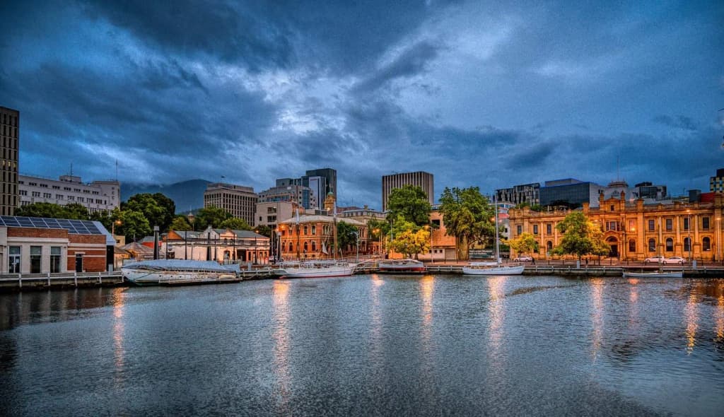 De pie sobre las nubes en las cumbres de Hobart
