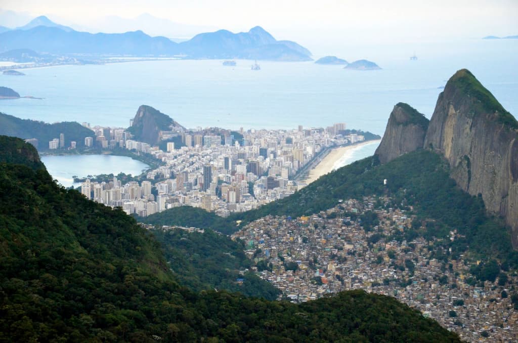 Vista desde la cima de Pedra Bonita sobre la costa de Río de Janeiro