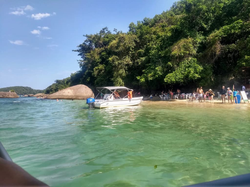 Praia da Ilha do Pelado - Photo by Tatá Freitas