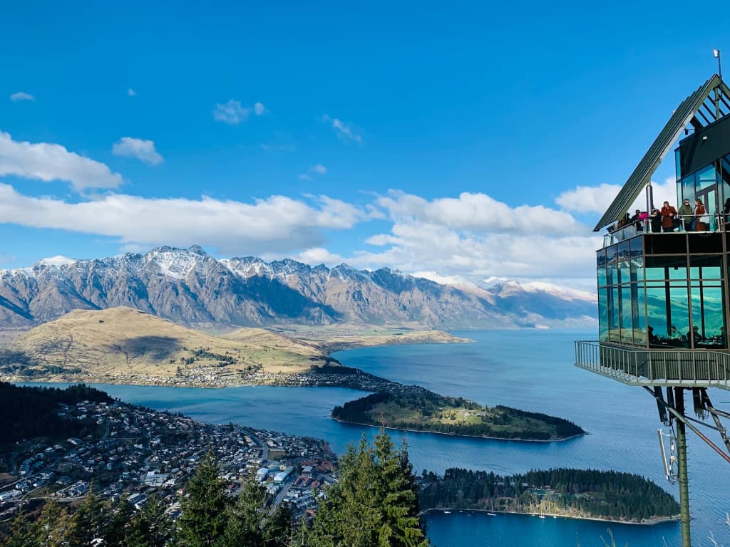 Vista de Queenstown y el lago Wakatipu desde el Skyline