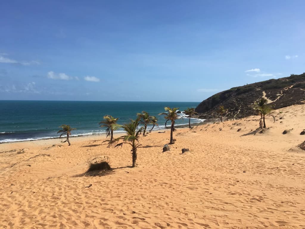 Arenas desiertas y formaciones rocosas en Praia da Malhada
