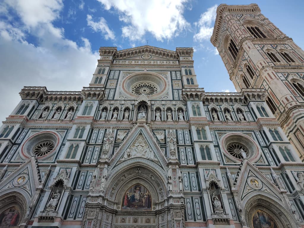 A cúpula imponente da Catedral de Santa Maria del Fiore dominando o horizonte de Florença
