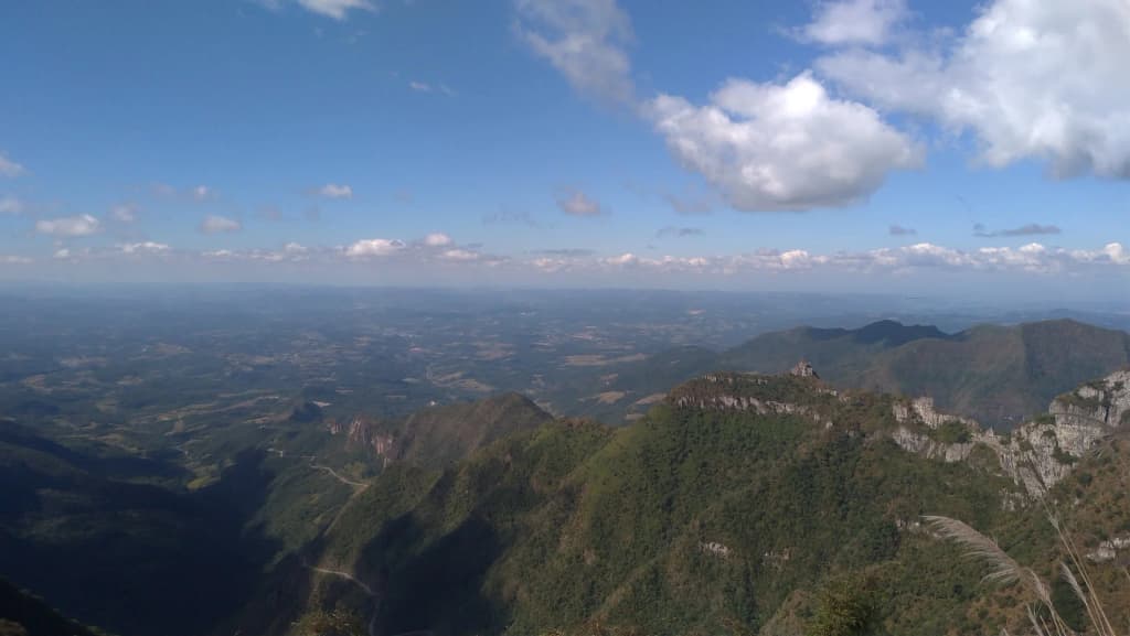 Niebla sobre las curvas de la Serra do Rio do Rastro