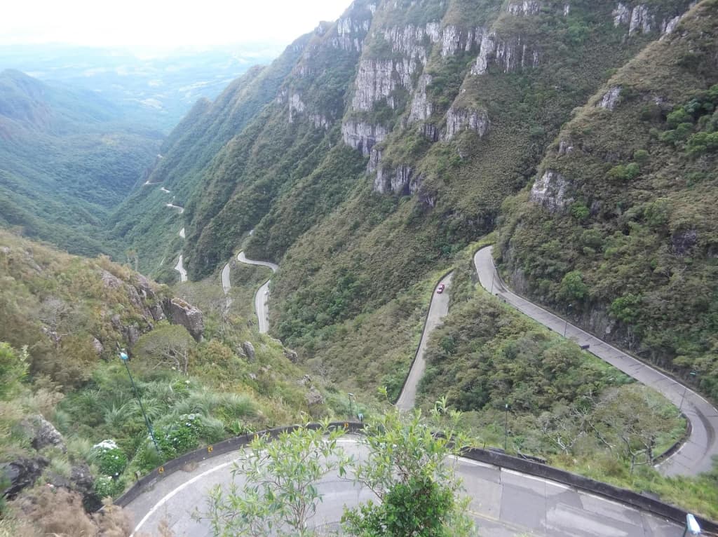 Descensos y curvas cerradas en la SC-390