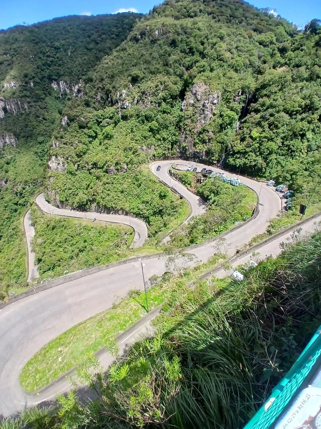 Vehículos y motos en el mirador de la Serra do Rio do Rastro