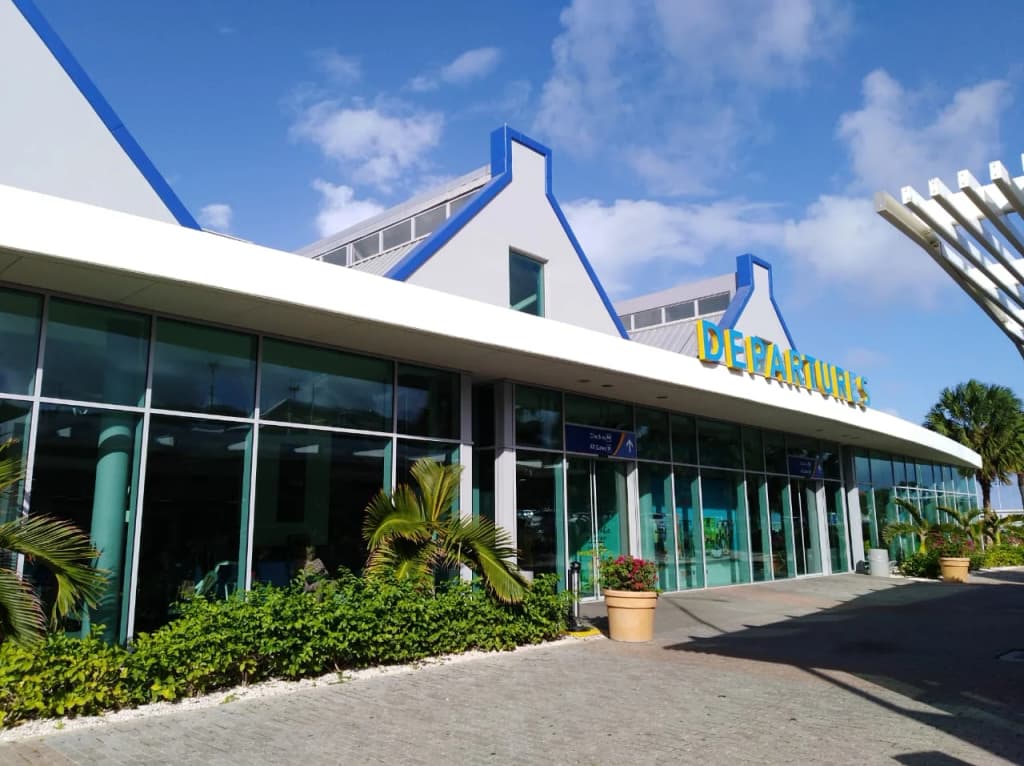 Passengers walking on the tarmac at Curaçao International Airport