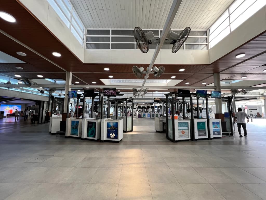 O movimento do Aeroporto de Velana sob o céu das Maldivas