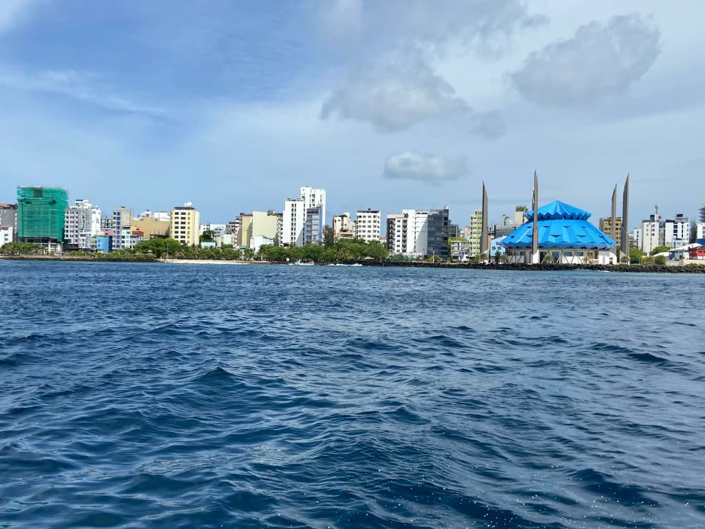 A cidade de Malé emergindo do azul profundo do Índico