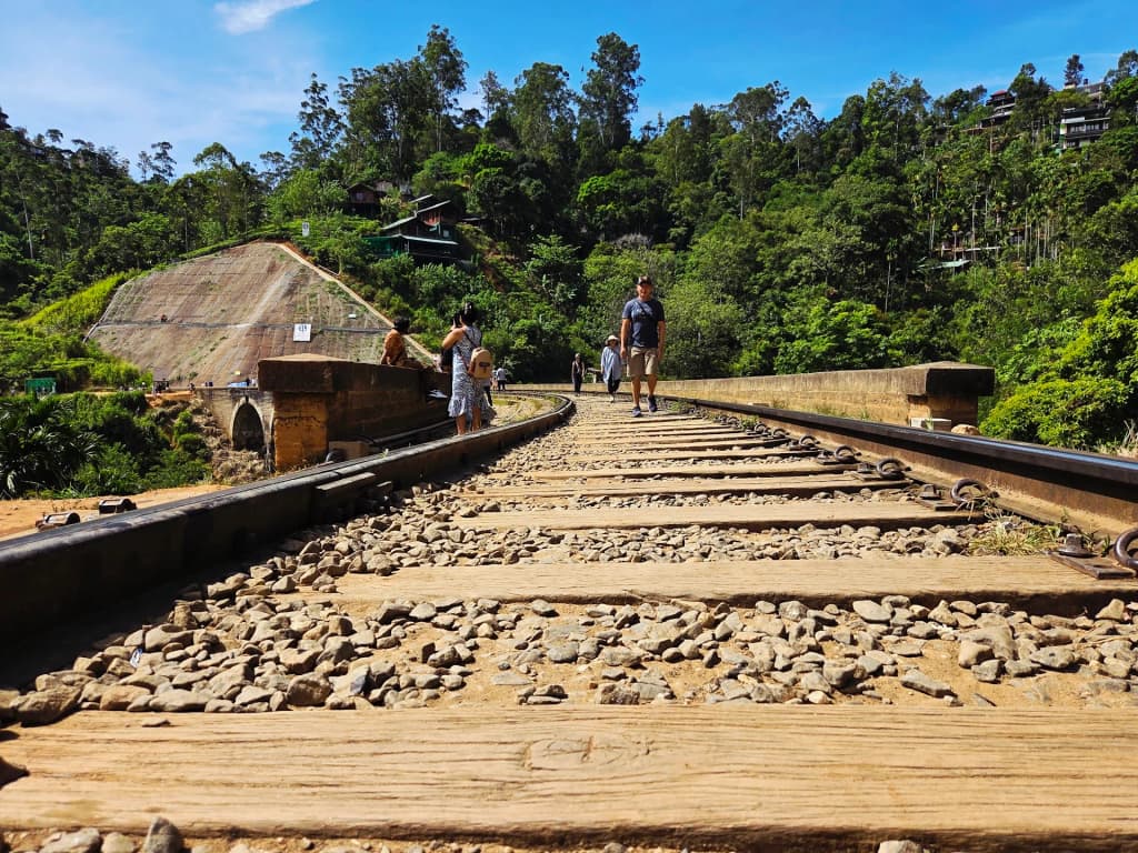 Nine Arches Bridge em Ella, envolta pela névoa