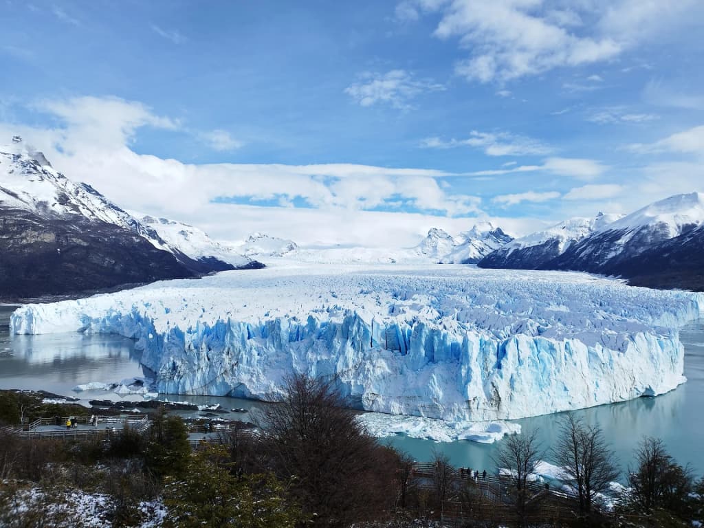 El Calafate city center and surrounding Patagonian mountains