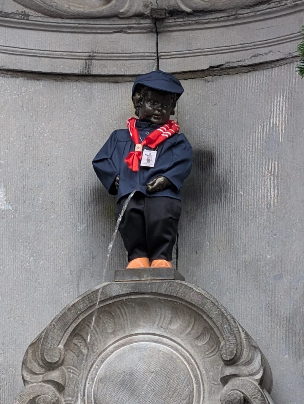 La icónica estatua del Manneken Pis en un rincón de Bruselas