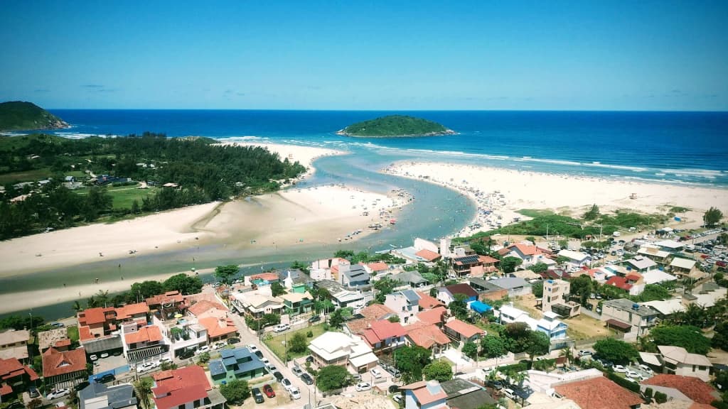 Aguas tranquilas de Barra de Ibiraquera y el océano