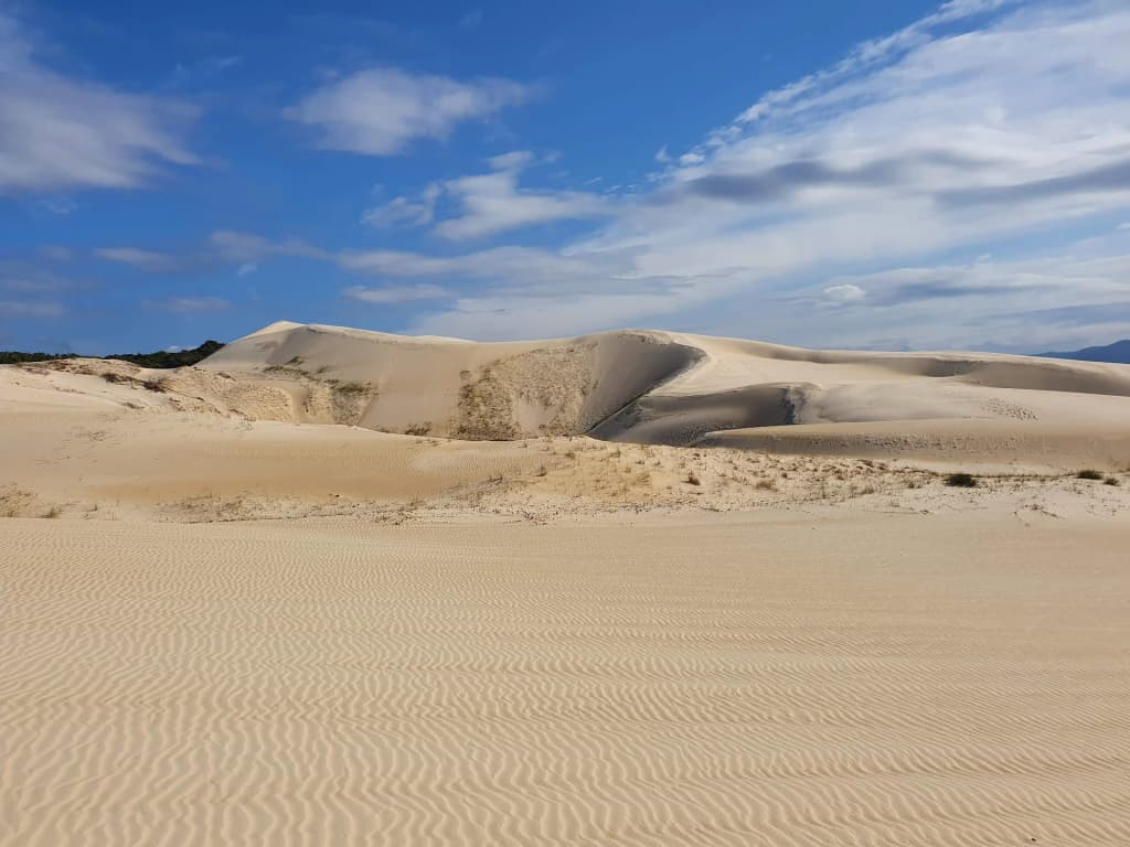 Dunas doradas de Imbituba bajo el cielo despejado