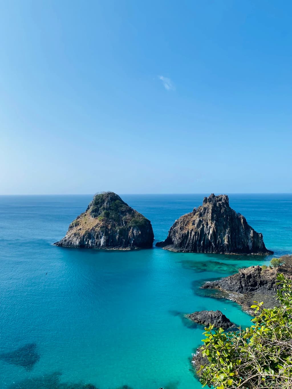 Falésias vulcânicas e mar cristalino em Fernando de Noronha