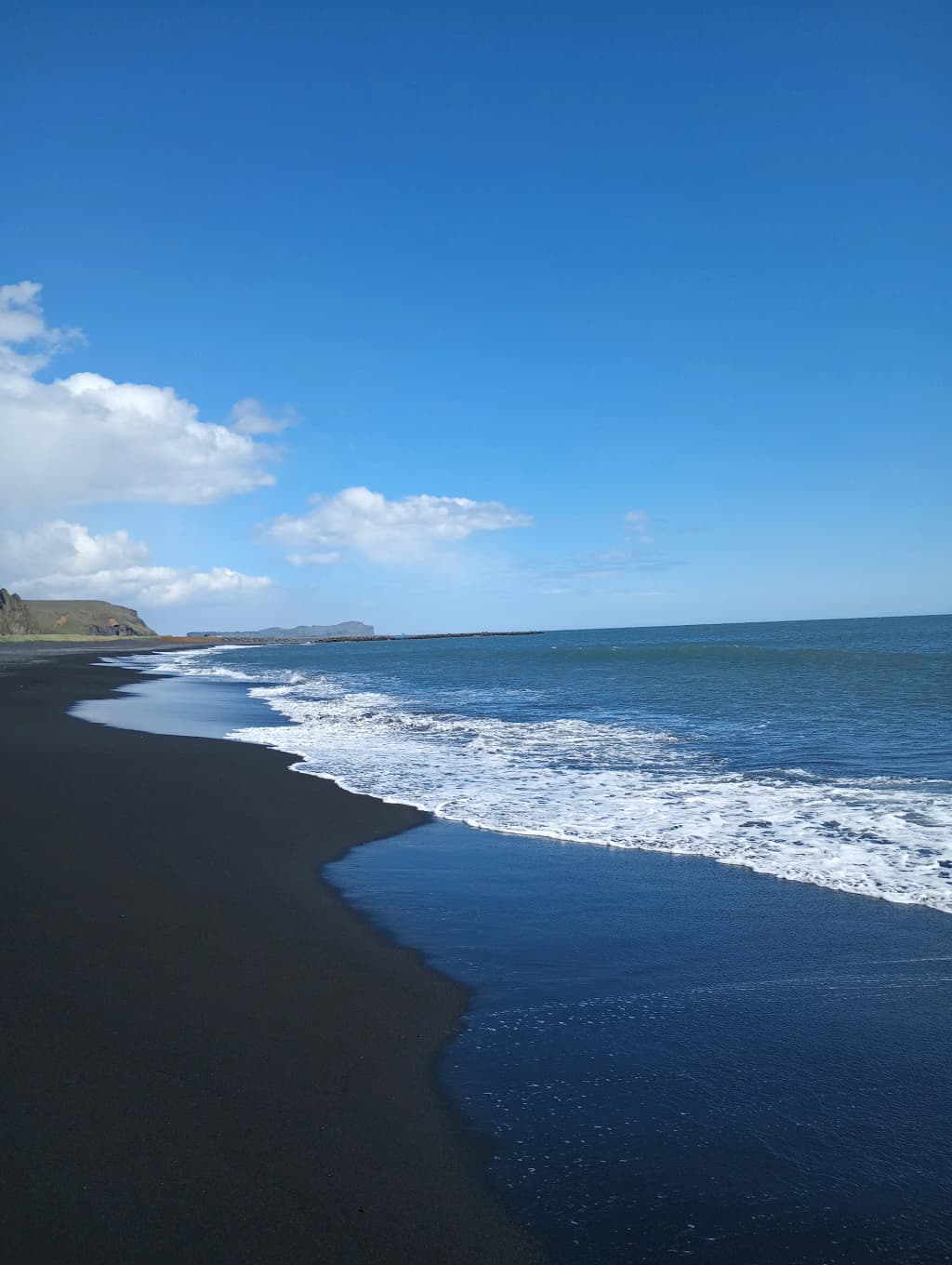 Ondas quebrando na Praia de Areia Preta de Víkurfjara, Islândia