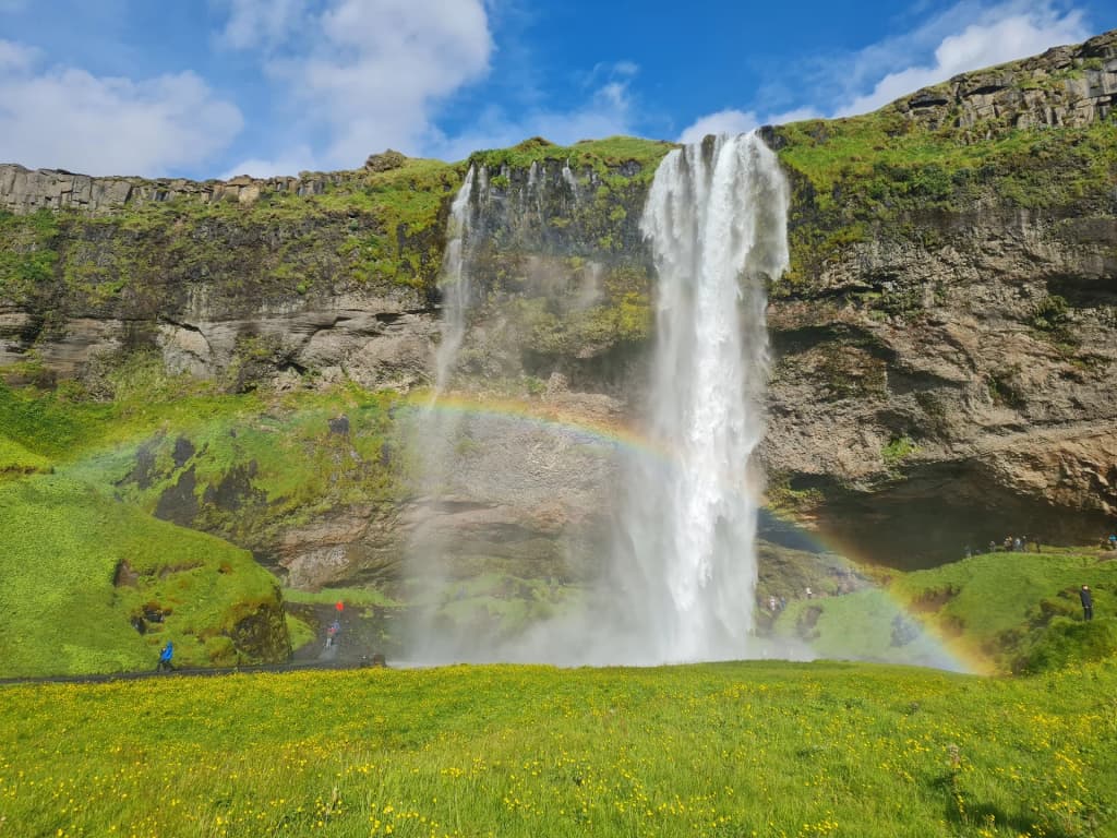 Caminhando atrás da queda d'água em Seljalandsfoss