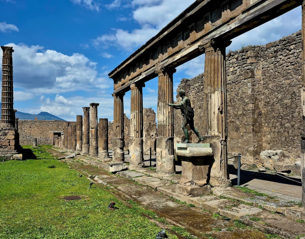 Ruinas soleadas de Pompeya con el Vesubio al fondo