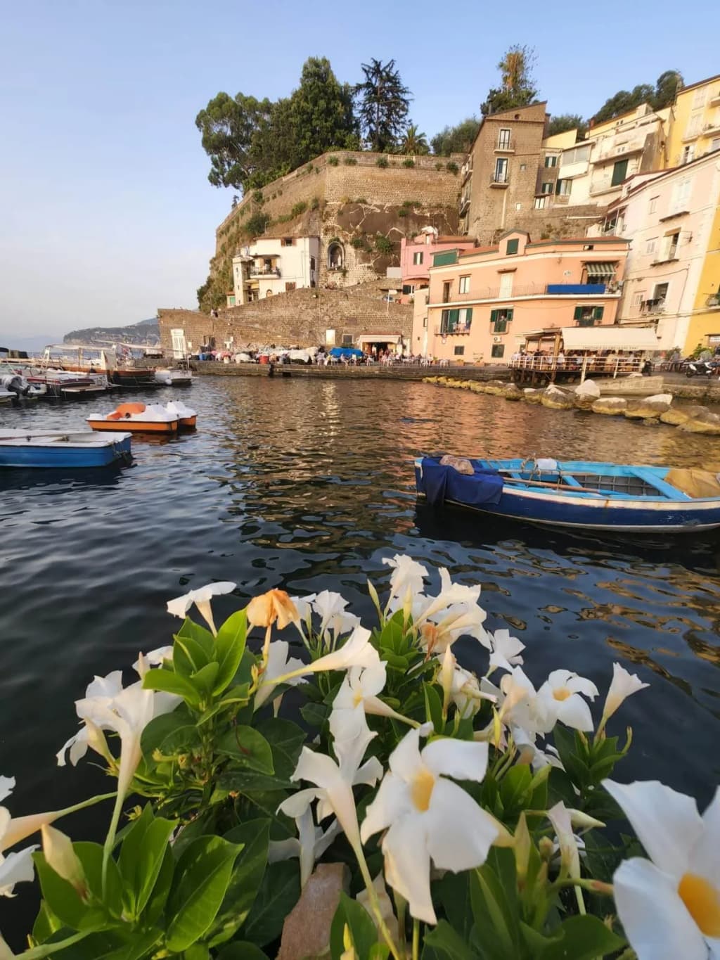 Edificios coloridos de Sorrento sobre el Mediterráneo