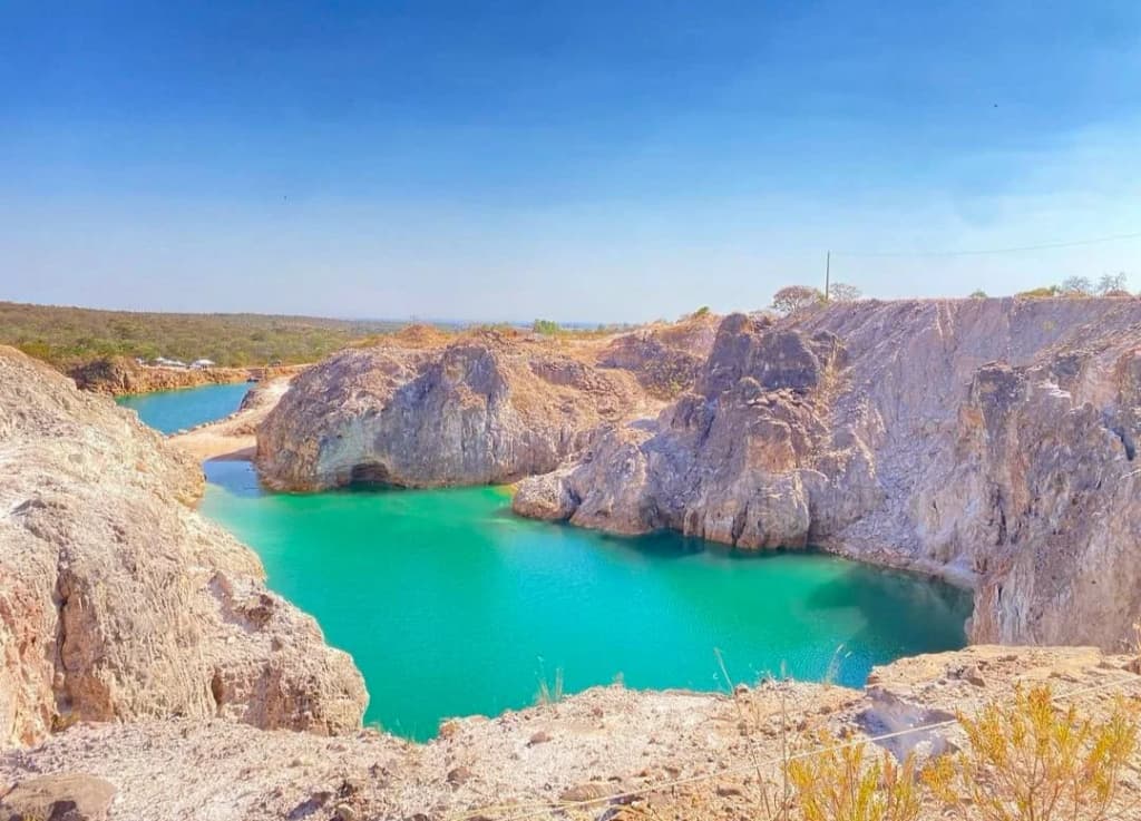 Vibrant blue waters of Lago dos Cristais surrounded by quartz crystals in Serra do Cabral