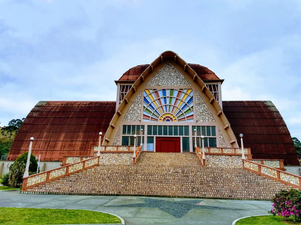 Mosaicos coloridos de la Paróquia Nossa Senhora Mãe dos Homens en Urubici