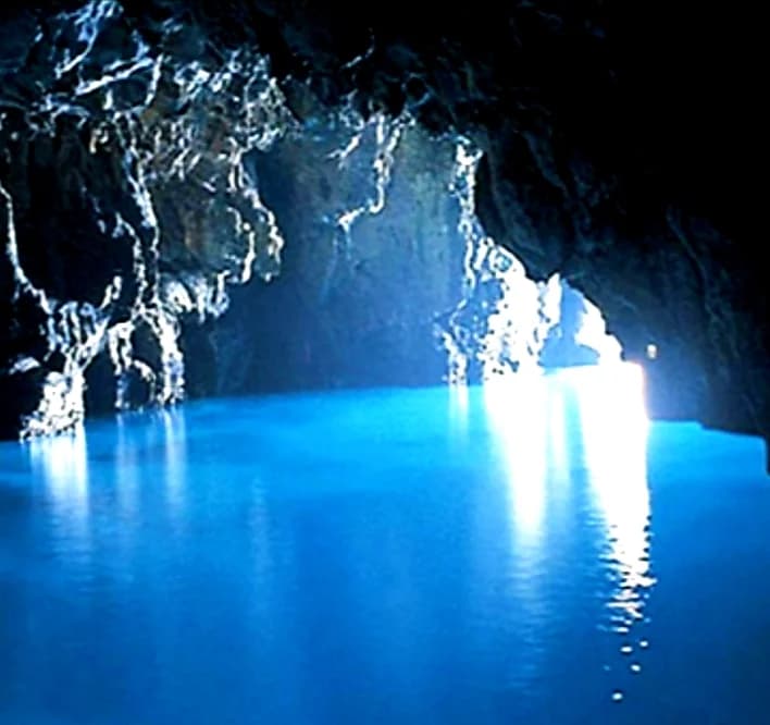 Aguas brillantes de la Gruta Azul en Capri