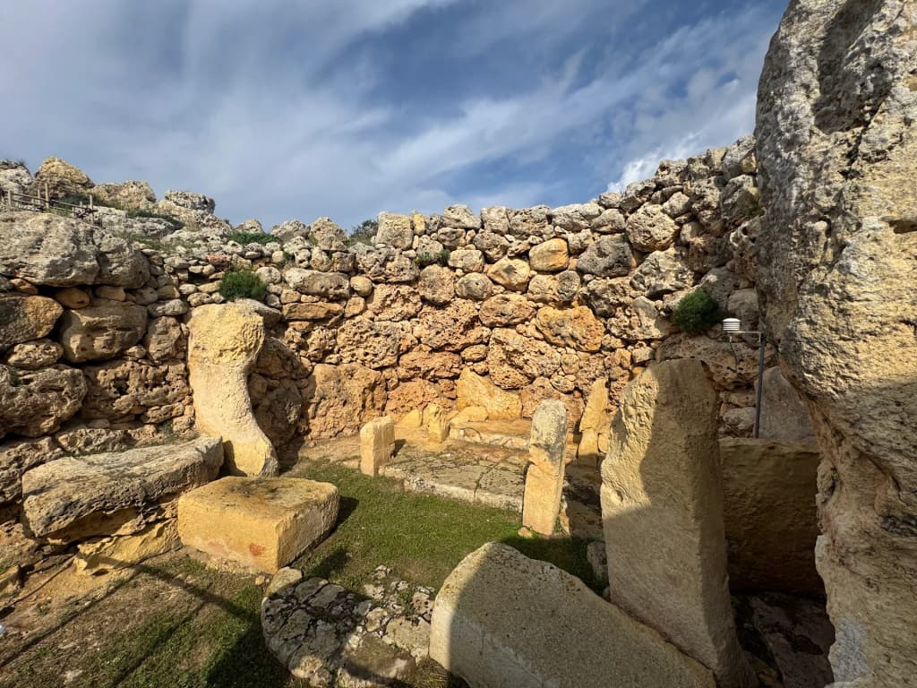Megalitos antiguos en el Parque Arqueológico Ġgantija en Gozo