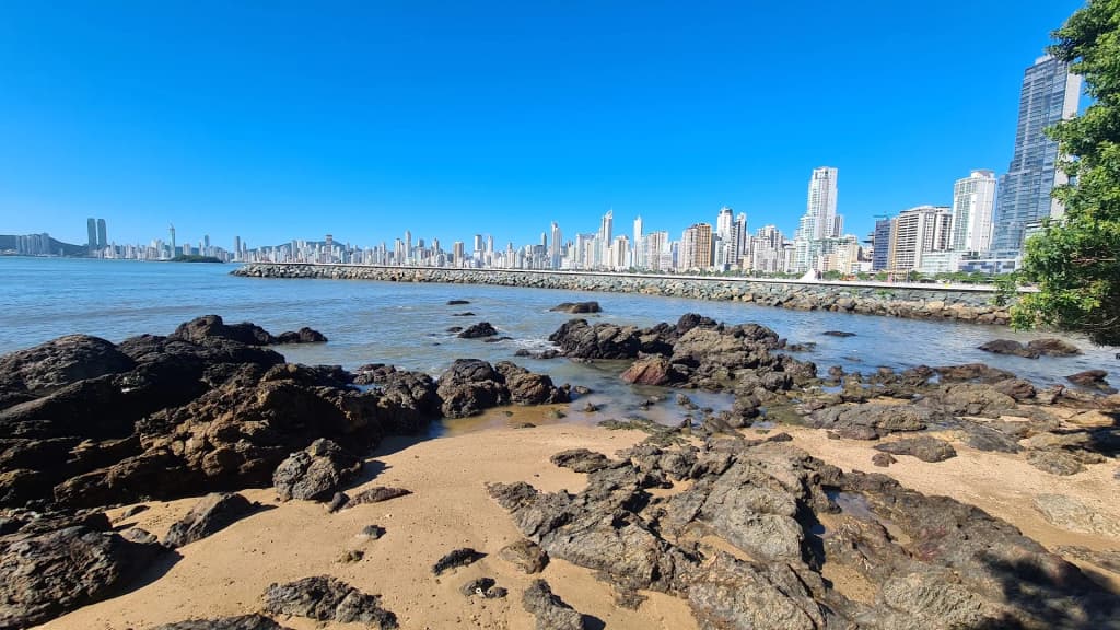 La arena dorada se encuentra con el skyline urbano en la Playa Central de Balneário Camboriú
