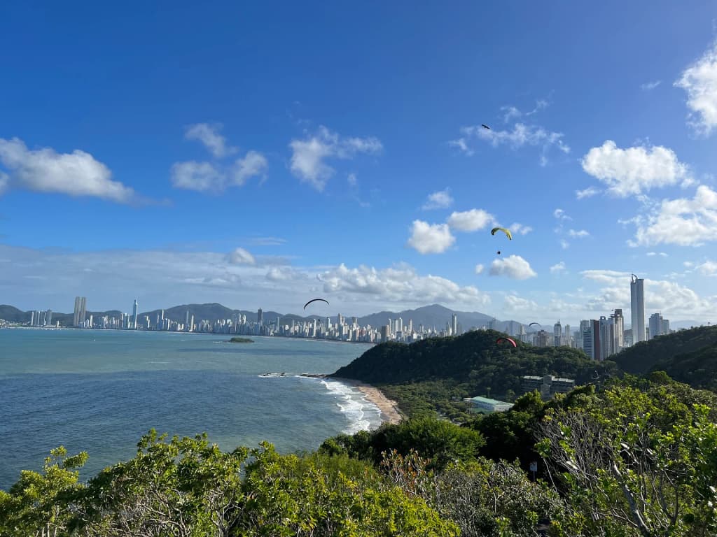 Vista panorámica de la costa y el mar desde la cima del Morro do Careca