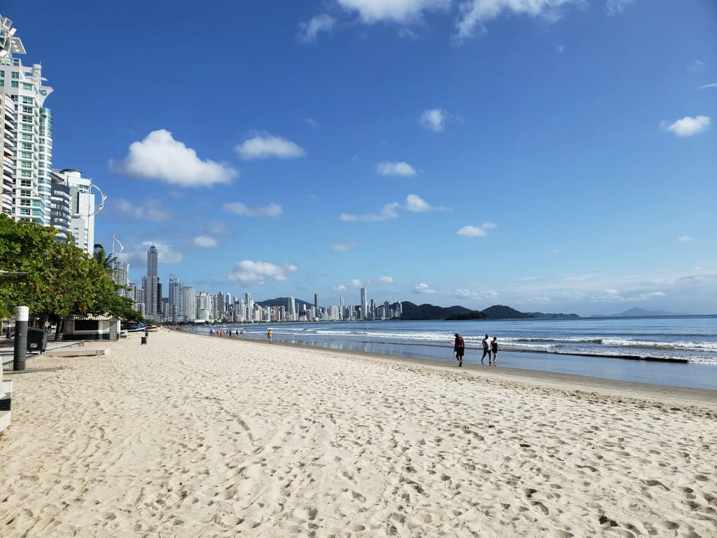 Los rascacielos proyectan largas sombras sobre la concurrida Avenida Atlântica en Balneário Camboriú