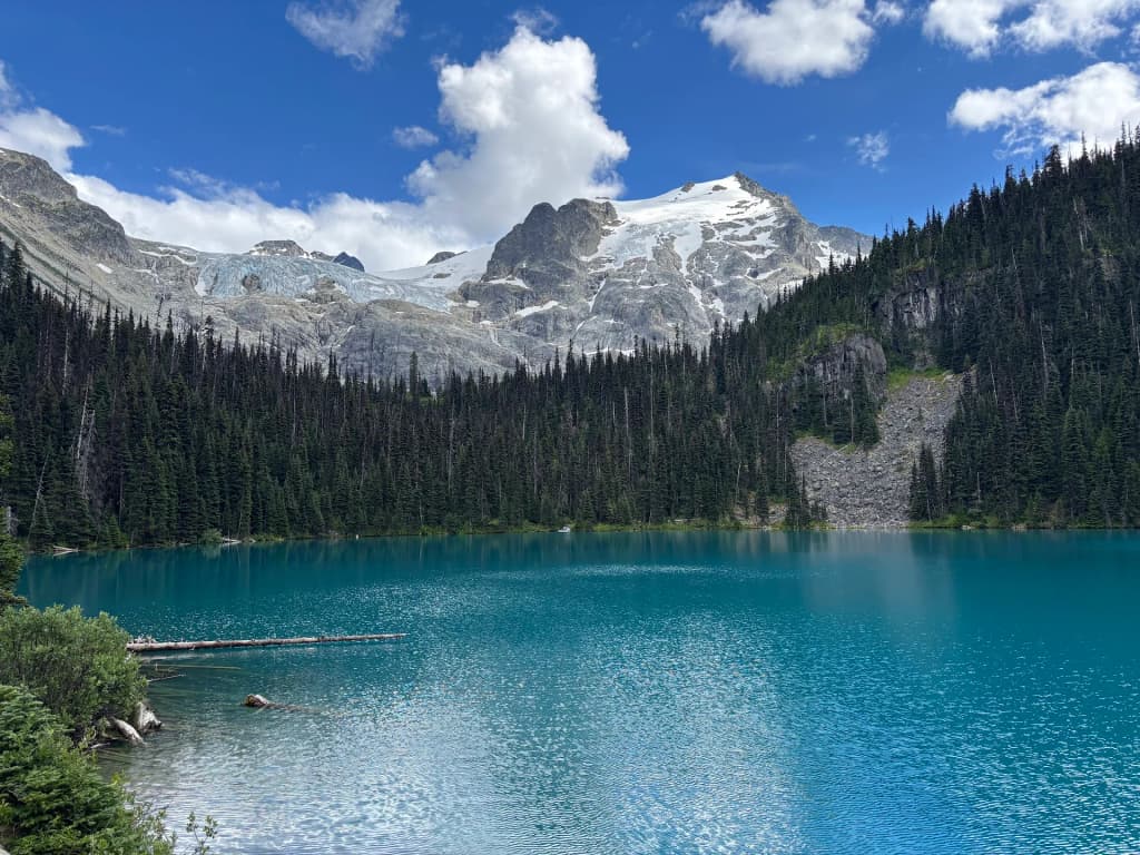 Lower Joffre Lake reflejando las cumbres