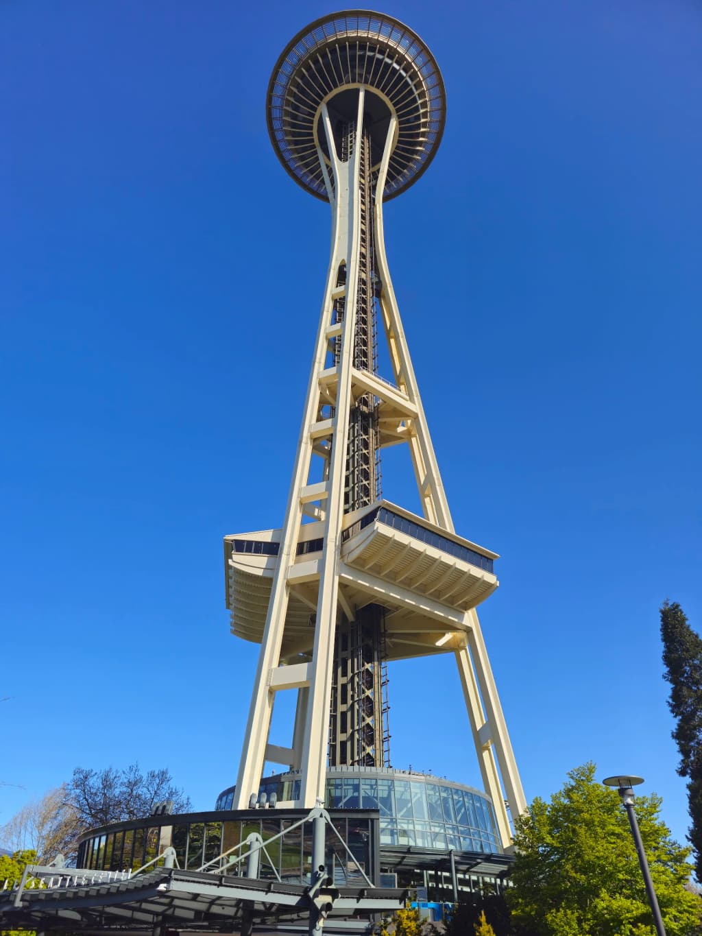 La futurista Space Needle entre nubes grises en Seattle