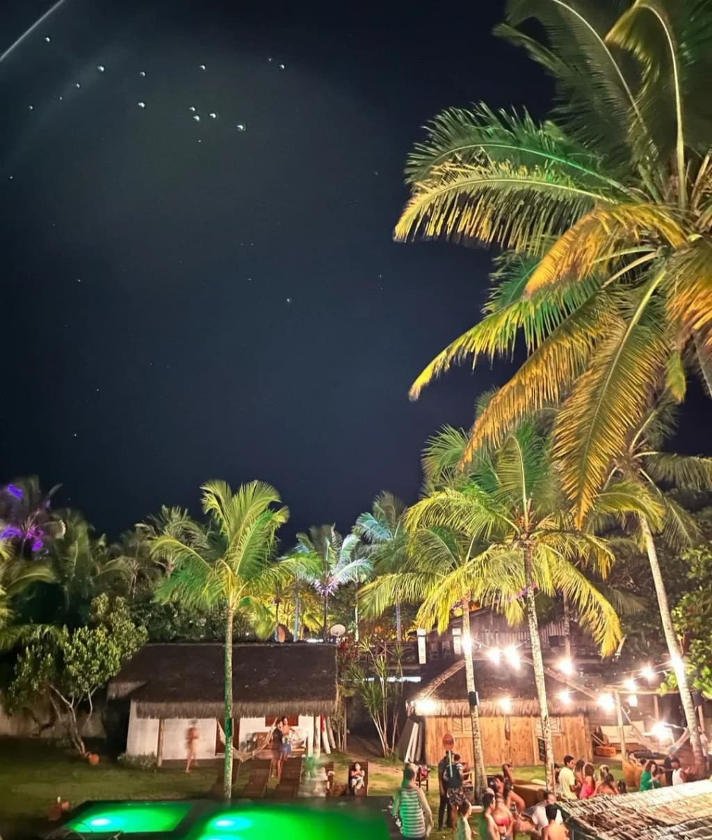 Ruas de areia e casinhas coloridas de Caraíva