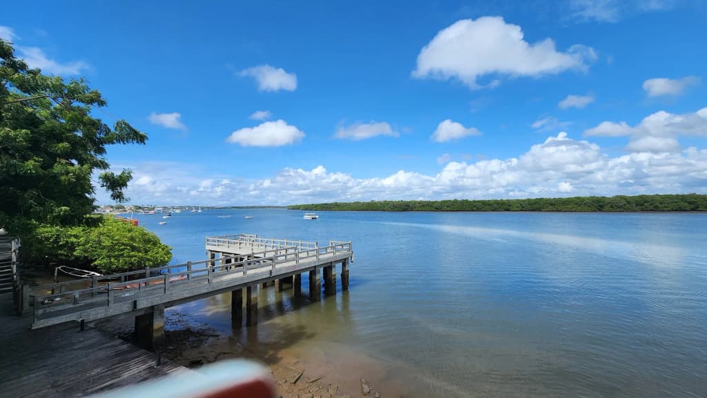 The calm waters near Crôa do Goré