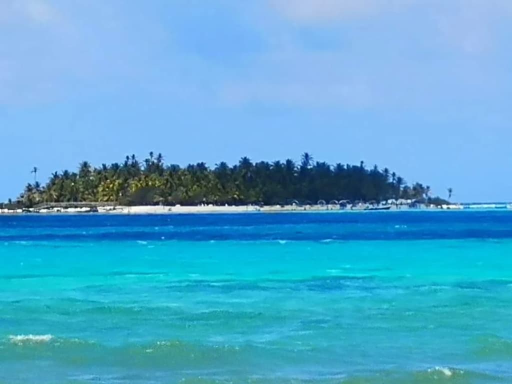 The clear turquoise waters surrounding Cayo Sucre in San Andrés