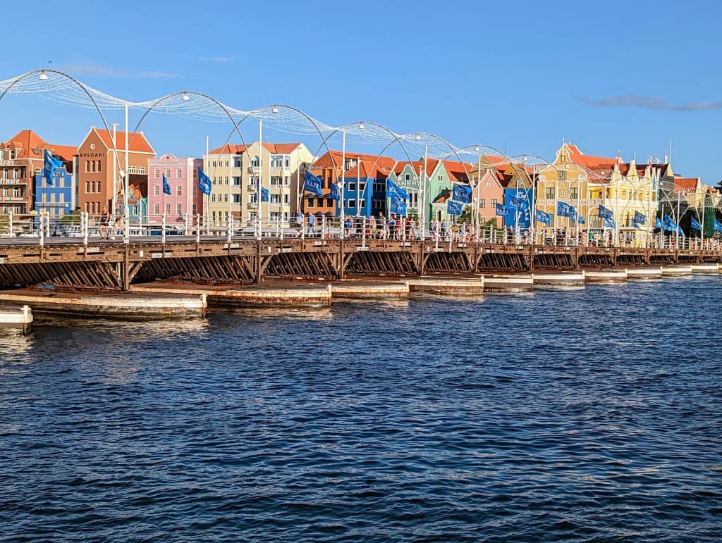 El icónico puente flotante Queen Emma sobre las aguas de Willemstad