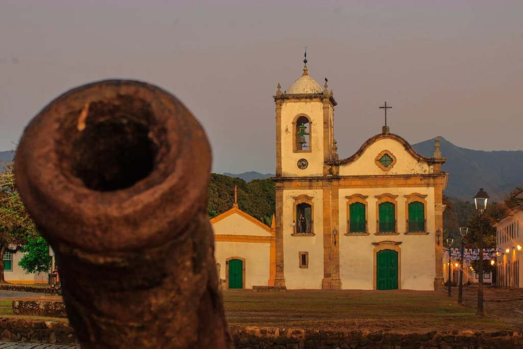 Ruas de pedra e arquitetura colonial no Centro Histórico de Paraty