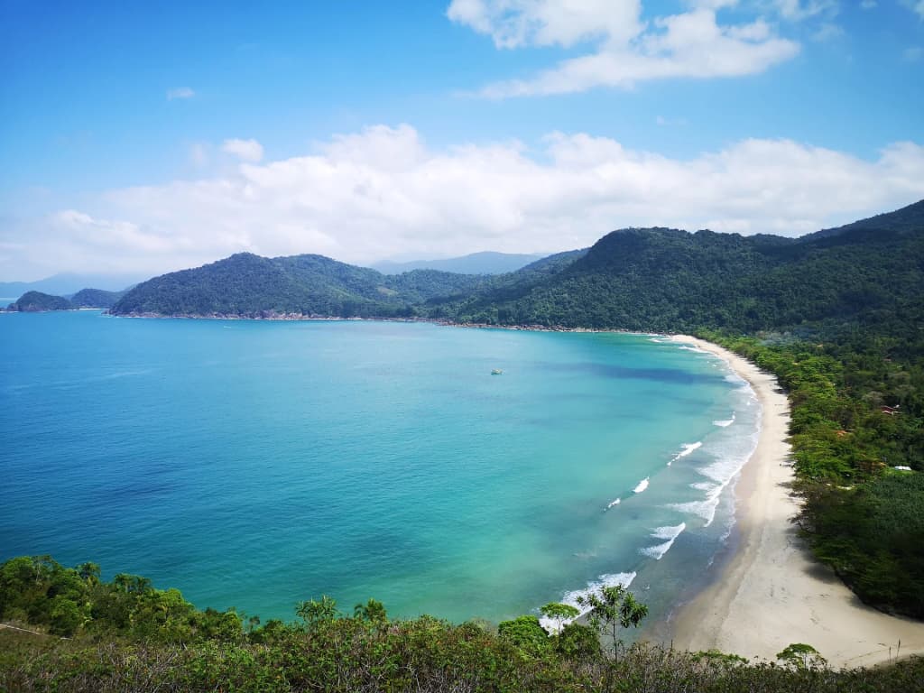 Ondas selvagens e areias douradas na Praia do Sono